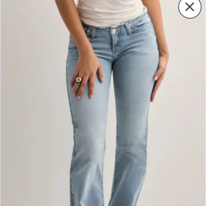 Ljusblå bootcut jeans låg midja - Säljer ett par ljusblå jeans med bootcut passform och låg midja. Köpte för 700kr från nelly, skriv för fler bilder!💕
