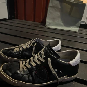Philippe Model Skor - Säljer nu dessa skor från philippe model då jag haft de ett tag och skicket inte är de bästa. Säljer därför billigt, går att använda och är fortf snygga enligt mig. Storlek: 42 passar även 41 enligt mig. Äkta såklart!! Hör av er vid funderingar!!