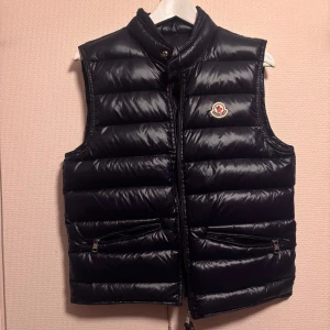 Moncler Gui Väst - Säljer nu min moncler gui väst som är köpt för några månader sen, säljer den nu då den har blivit för liten. Storlek 1 som motsvarar ungefär Small. Har alla tags och sånt kvar. Tveka inte på att skriva 🤩