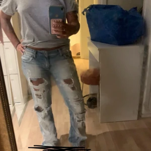 Ljusblå lågmidjade trendiga jeans! - Säljer ett par ljusblå lågmidjade bootcut jeans med hål, extremt snygga och trendiga passar perfekt till allt! Verkligen drömjeansen! Midjemått tvärs över: 38cm, Innerbenslängd: 74,5/75 cm. Älskar verkligen dessa jeans men tyvärr måste jag sälja dom!💕🤩🙏köptes för 800 men säljer för 600 priset är INTE förhandlingsbart🥰köp helst via Plick! 🥹
