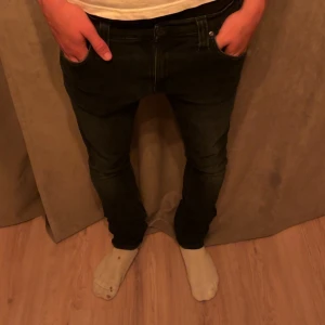 Nudie Jeans  - Nudie Jeans "mörkblåa" som är sjukt trendiga till hösten. Skick49=9/10 Ny pris= 1699 kr och mitt pris är endast 499 kr👖//Allt gott