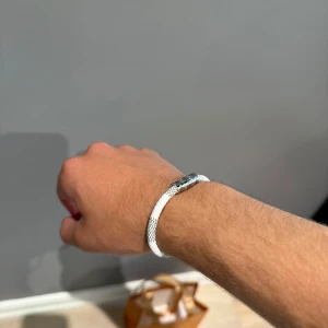 Vitt armband - Säljer detta fina armband. Allt på bilderna ingår förutom påse.
