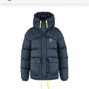 Mörkblå dunjacka från Fjällräven - Nyskick, Snygg mörkblå dunjacka från Fjällräven❣️pris kan diskuteras 