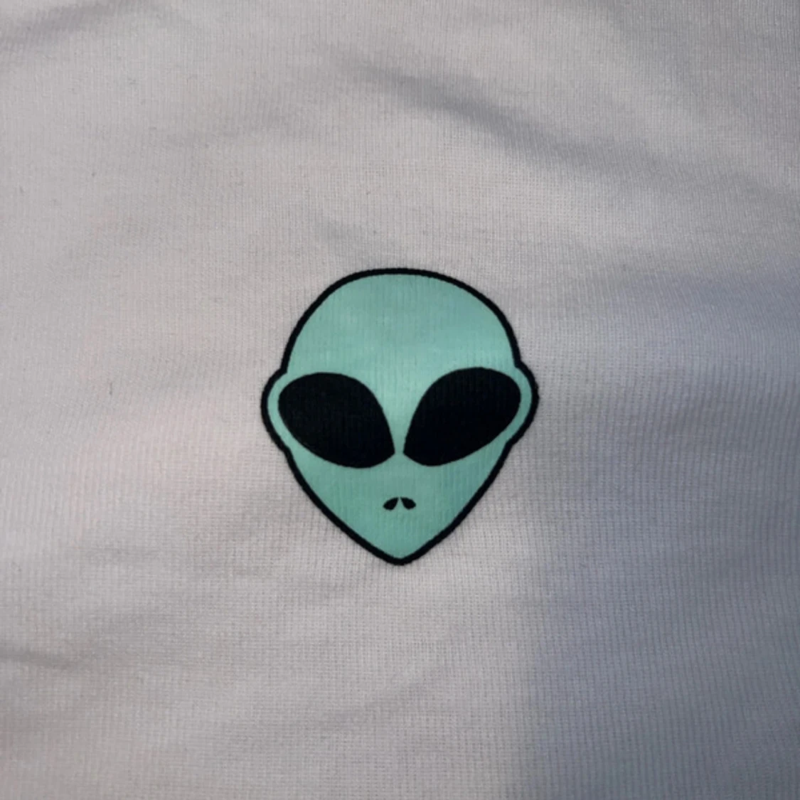 Vit croppad t-shirt med alientryck - 1