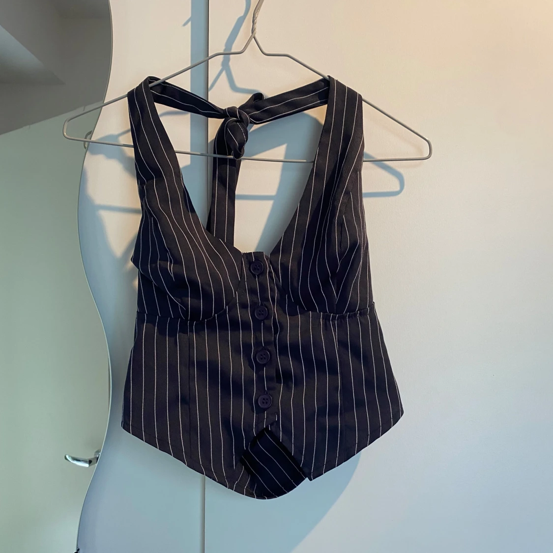 Väst med knyt i nacken