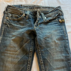 G-Star jeans i blå tvätt - Snygga G-Star  jeans i klassisk blå tvätt med slitningar och tydliga kontrastsömmar. Jeans strl är 25. Och priset går och diskutera.💕