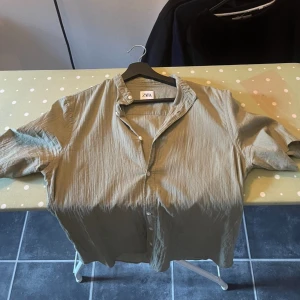 Zara Skjorta - En grön kortärmad linneskjorta från Zara i storlek S. Köpare står vid frakt 📦 