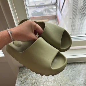Yeezy slides - Yeezy slides, jätte fint skick på dom och kartong medföljer, små i storleken