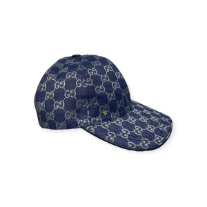 Gucci Keps - Helt nytt aldrig använt. Storlek M. Kan frakta eller mötas i Haninge. Skriv gärna vid fler frågor, postar alltid inom 24h. (Alla bilder är tagna av mig)