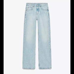 Ljusblåa jeans zara - Ljusblåa wideleg jeans från zara med medelhög midja. Slitna längst ner och en tygögla sönder (se bild)😊 nypris 400