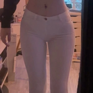 Vita skinny jeans - Säljer ett par vita, tighta jeans. Byxorna har smal passform. Materialet är stretchigt och bekvämt. Dem är lite små för mig och därför kan ej användas av mig.