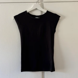 Svart topp från Bikbok - Svart ärmlös topp från BikBok. Använd några gånger men inga defekter. Supersnygg, stilren look till utgång/fest💞