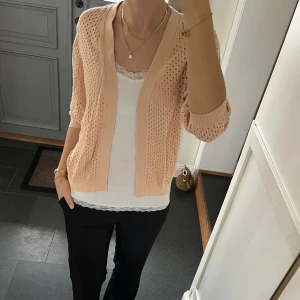 Rosa stickad kofta  - Rosa trekvartsärmad kofta från YAYA i fint skick. Kan inte hitta storlek men skulle säga S/M. Använd gärna köp nu!