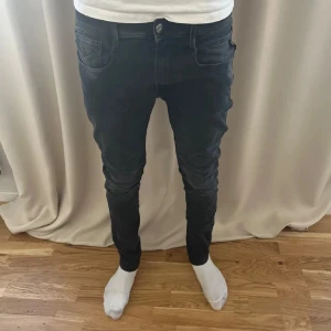 Replay Anbass W31 - Säljer ett par riktigt feta slimfit Replay Anbass i waist 31 och längd 32. Skriv vid minsta fråga!🙌