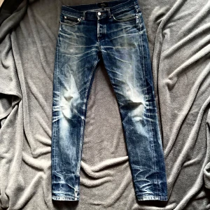 Apc jeans - Apc slim raw denim jeans petit new standard med sjukt fina fades | Har själv använt dem och ni kan gärna fråga om bild med dem på så hittar jag en | w31, längd är ungefär som en L31 | fraktar spårbart📍
