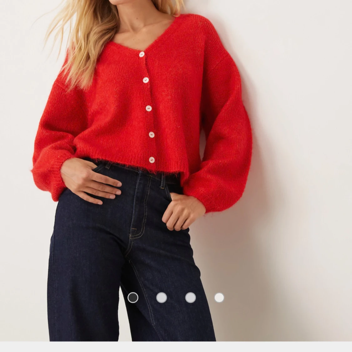 Röd stickad kofta med knappar