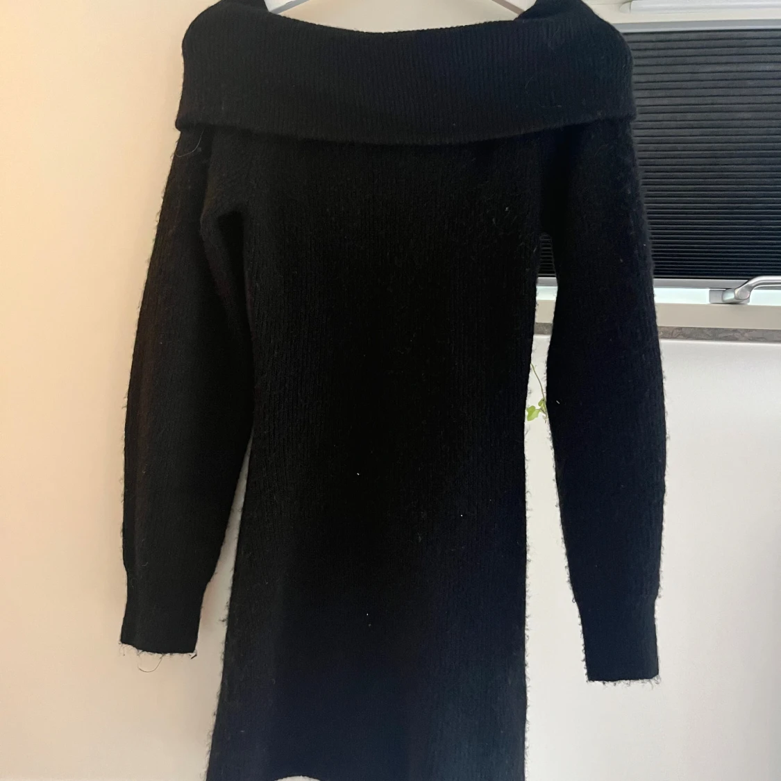 Svart stickad offshoulder klänning H&M