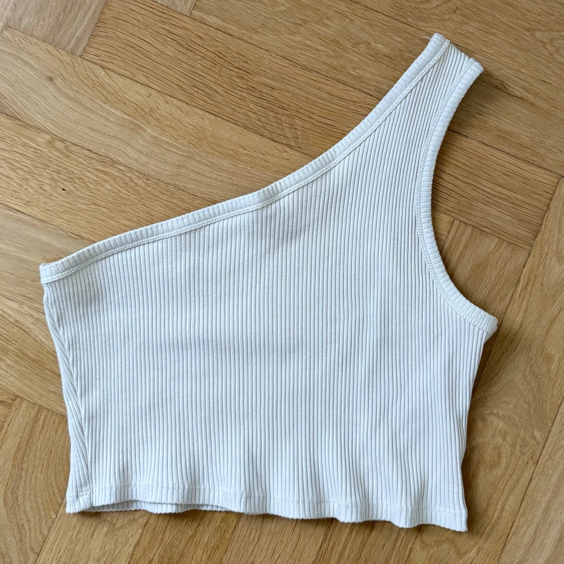 Offwhite oneshoulder topp