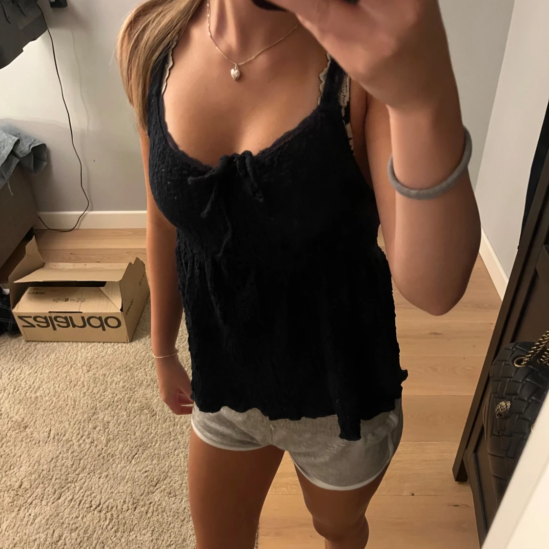 Mörkblå spetsig linnetopp med rosett - 1