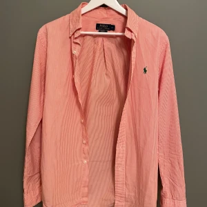 Ralph Lauren skjorta  - Ralph Lauren skjorta | Sjukt nice slim fit passform, storlek S. Passar de flesta över 175 cm. Bra skick inga märkvärdiga defekter👌