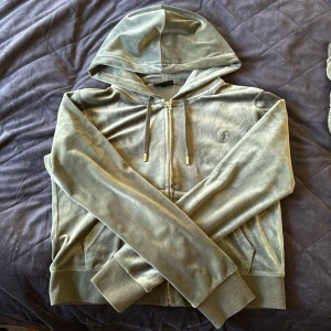 Grönt sett från Juicy Couture - Nyskick, använd enstaka gånger därav säljs den. Tröja- L Byxa- M