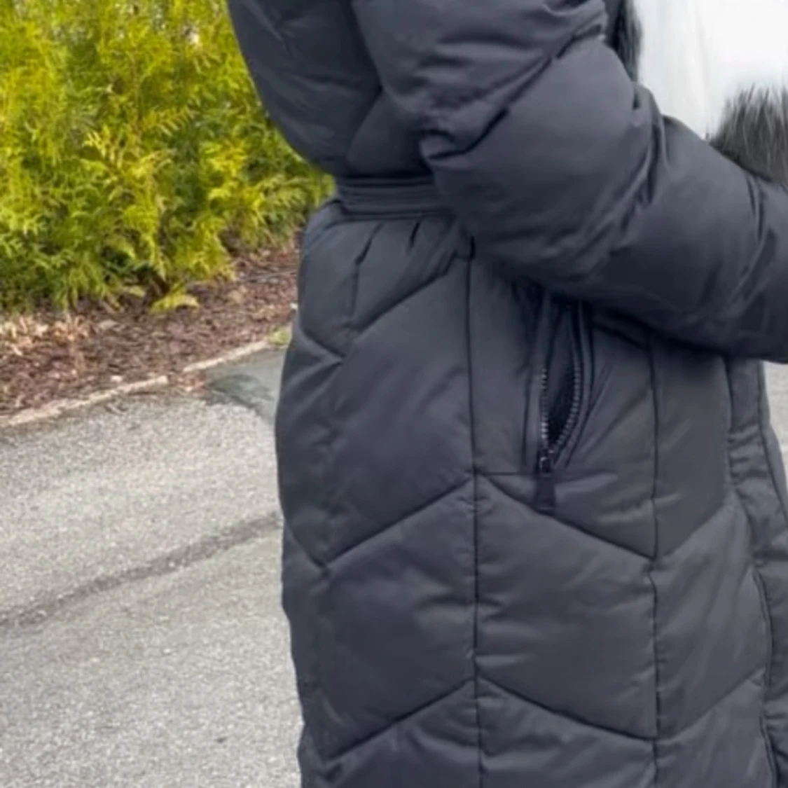 Svart lång pufferjacka med fuskpäls