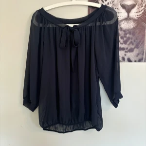 Mörkblå blus  - Supersöt blus 