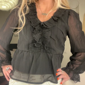 Svart volangblus  - Supersöt svart blus från Vero Moda, helt ny❣️❣️
