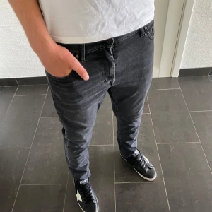 Tiger of sweden jeans - Snygga svarta jeansbyxor från Tiger of Sweden i slim fit-modell. Byxorna har klassisk femficksdesign, normal midja och är tillverkade i mjukt jeansmaterial. Perfekta för dig som gillar en stilren och enkel look.