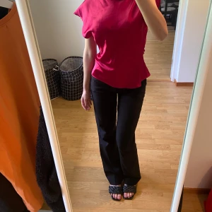 Bootcut kostymbyxor - Jag är 165 cm lång och har xs-s i vanliga fall. ”Fejk-fickor” på rumpan. 