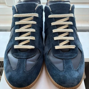 Maison margiela GATS i färgen navy - Säljer nu mina få gånger använda maison margielas GATS, det är knappt tecken på användning och användt dem max 3 gånger. Så tecken på användning är minimal. Box och annat OG medkommer vid köp, söker en snabb och smidig affär, erbjudandet gäller fram till 1a september