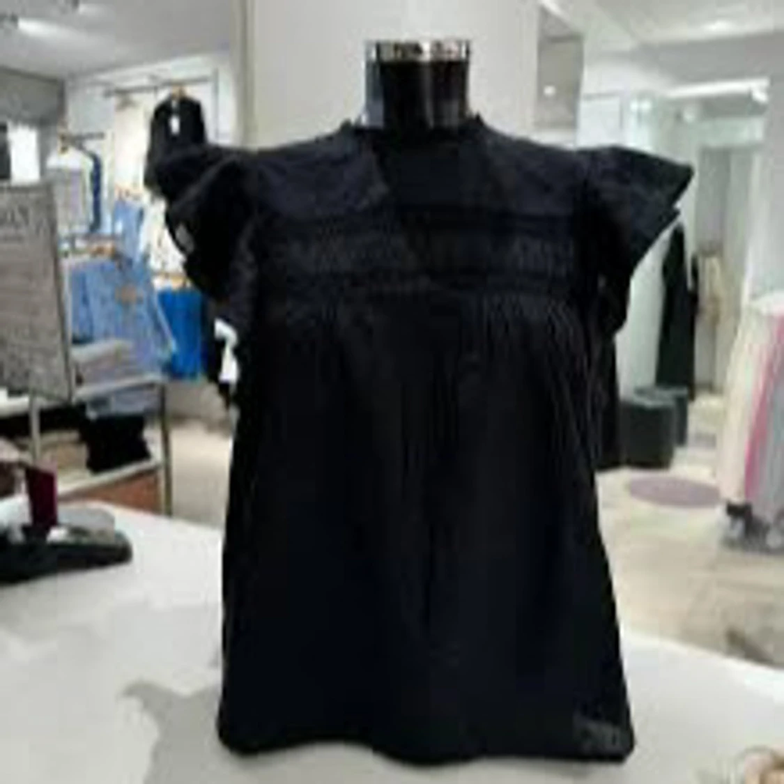 Svart blus med volangärmar