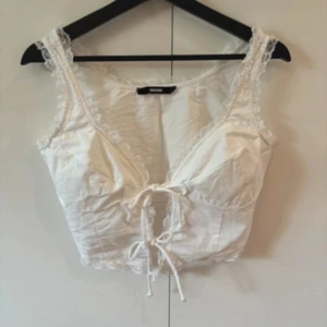 Vit spetsdetaljerad topp från BikBok - Supersöt vit topp från BikBok. Storlek S