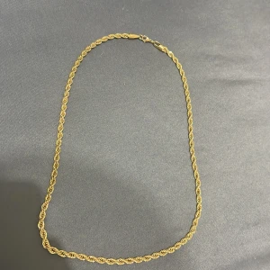 Guldfärgat halsband och armband set - Tjo säljer ett snyggt set i guld cordell halsband å armband båda är 5mm tjocka   Aldrig andvänd helt ny rostfristål