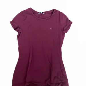 Vinröd t-shirt från Tommy Hilfiger! - Söt vinröd tshirt från Tommy Hilfiger i strl S💗 Säljer då den inte kommer till användning 