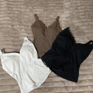 Tre ribbade linnetoppar med knappar - Alla för 70 eller 30kr st!! 🤍🤎🖤