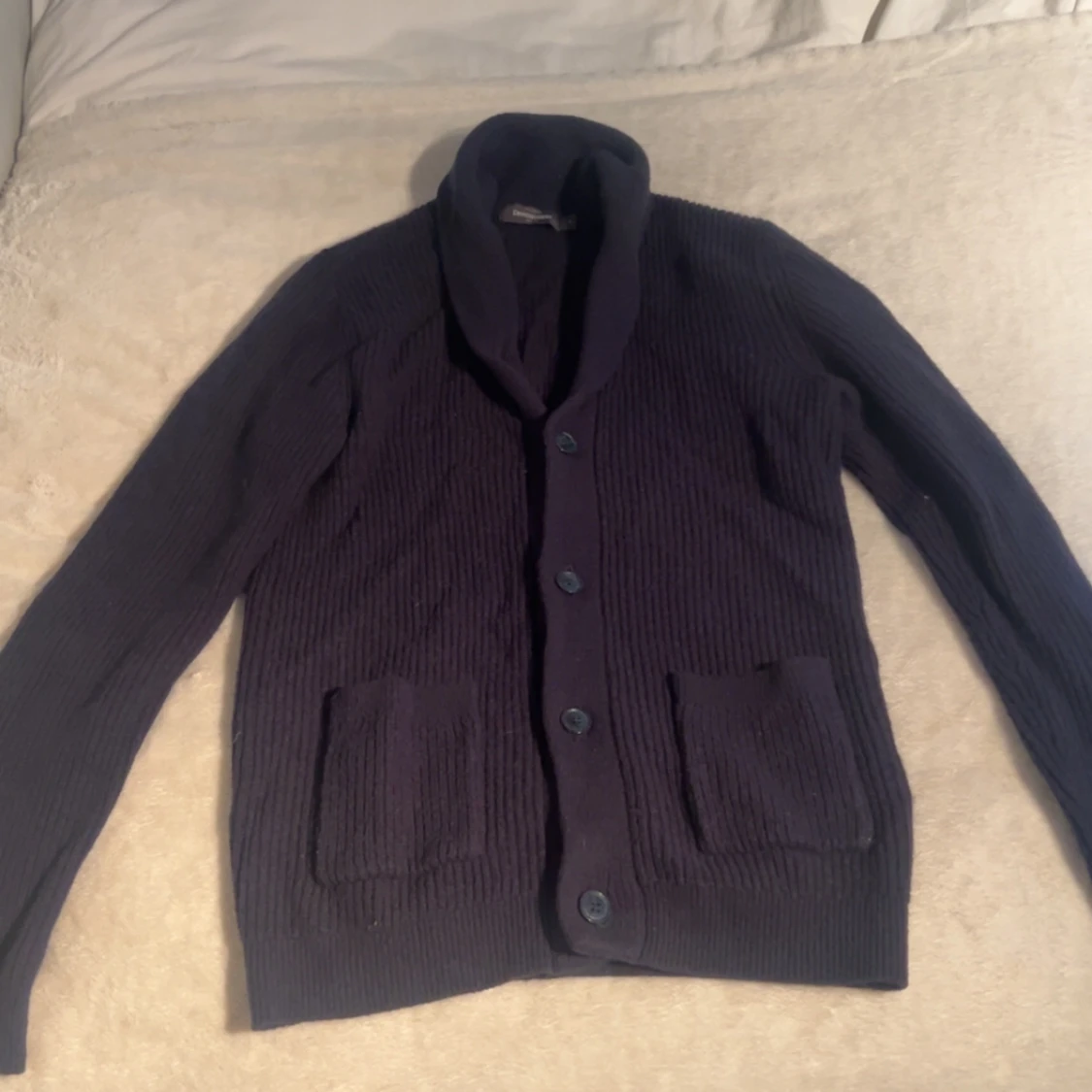 Mörkblå stickad kofta med knappar