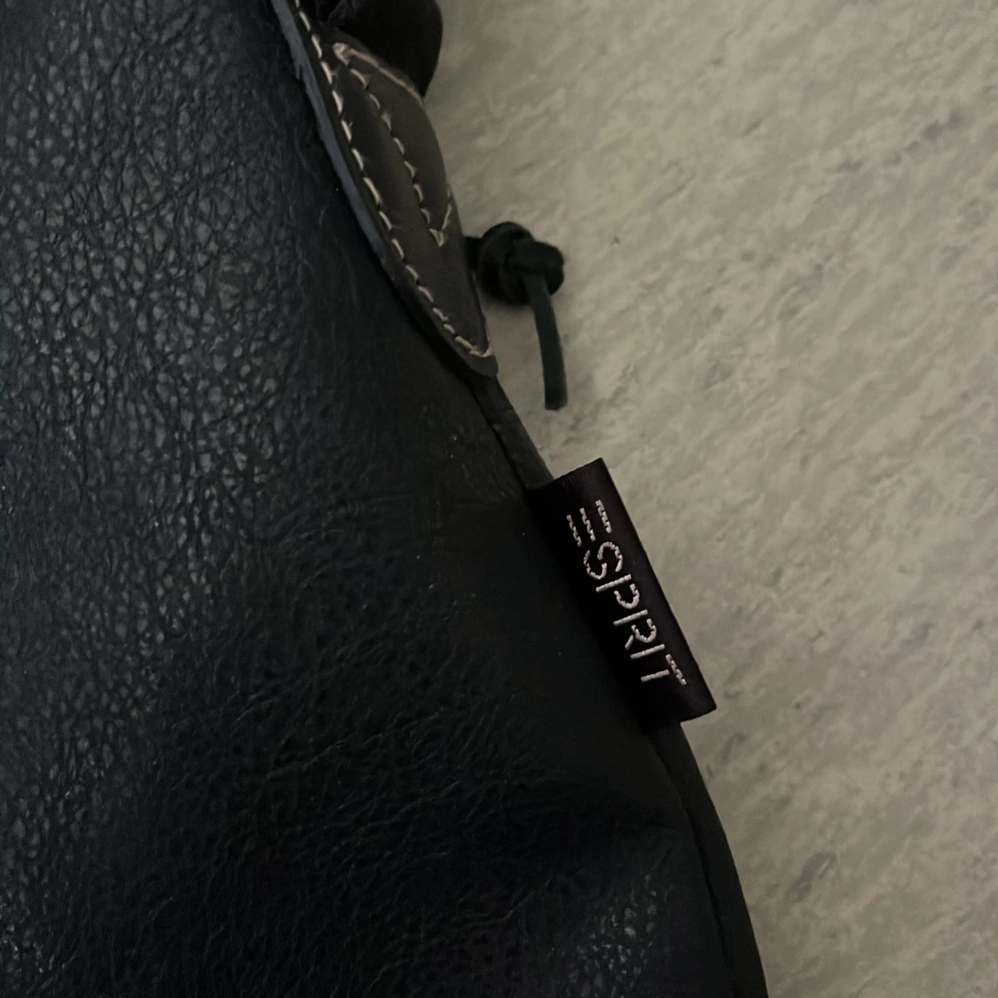 Svart axelväska från Esprit i skinn - 1