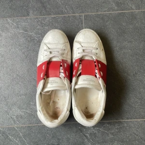 Valentino Open sneakers med röd detalj - Snygga Valentino Open kan bytas mot andra grejer 