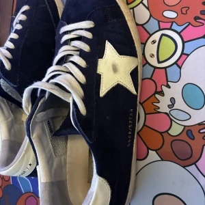Golden goose mörkblå - Mörkblåa golden goose som ja använt i 3 månader pris kan diskuteras 😁 hör av er vid frågor.
