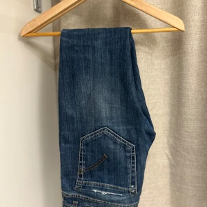 Dondup george  - Ett par snygga stilrena dondup George jeans i färgen blå. Jeansen passar perfekt i många sammanhang som exempelvis i skolan eller på jobbet. Bara att höra av sig vid minsta fråga eller fundering!! 