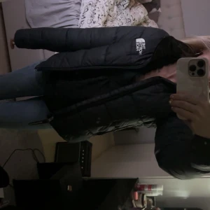 Svart dunjacka från The North Face - Super fin jacka från The North Face som inte längre används. Skicka prisförslag🩷