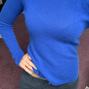 Kornblå stickad tröja i kashmir - Kashmir tröja från from future