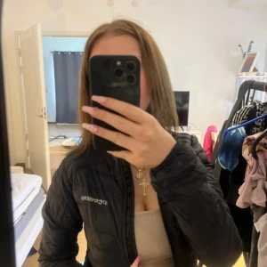 Svart pufferjacka från Stormberg - Säljer en svart pufferjacka från Stormberg med quiltad design och dragkedja framtill. Jackan har lång ärm och praktiska fickor på sidorna. Perfekt för dig som vill ha en lätt och snygg jacka med stilren look. Fråga gärna om storlek eller fler bilder!