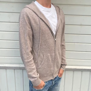 Kashmir Hoodie - Tja, säljer denna cashmere hoodie från John Henric, tröjan är i bra skick, 100% kashmir. Originalpris 1699.