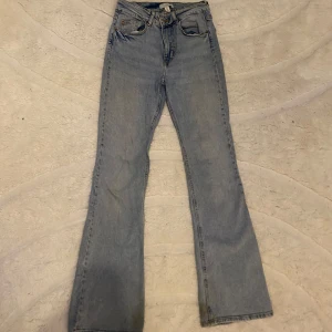 Ljusblå bootcut jeans från H&M - Säljer ett par ljusblå jeans från H&M i storlek 36. Skriv om mer info/bilder behövs❤️