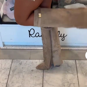 Beige mockastövlar med spetsig tå - AS snygga boots från Ragladybytara. Helt oanvända, säljer då dem är lite för små för mig. 