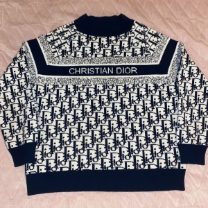 Stickad tröja  - Använd 1 gång. Skulle säga att det passar om du är runt 166-173