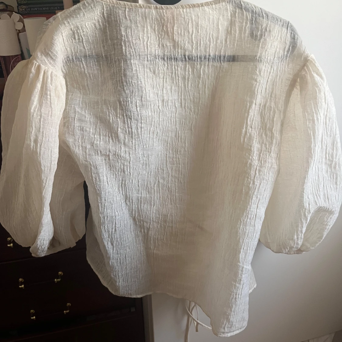 Vit omlottblus med puffärm - 1