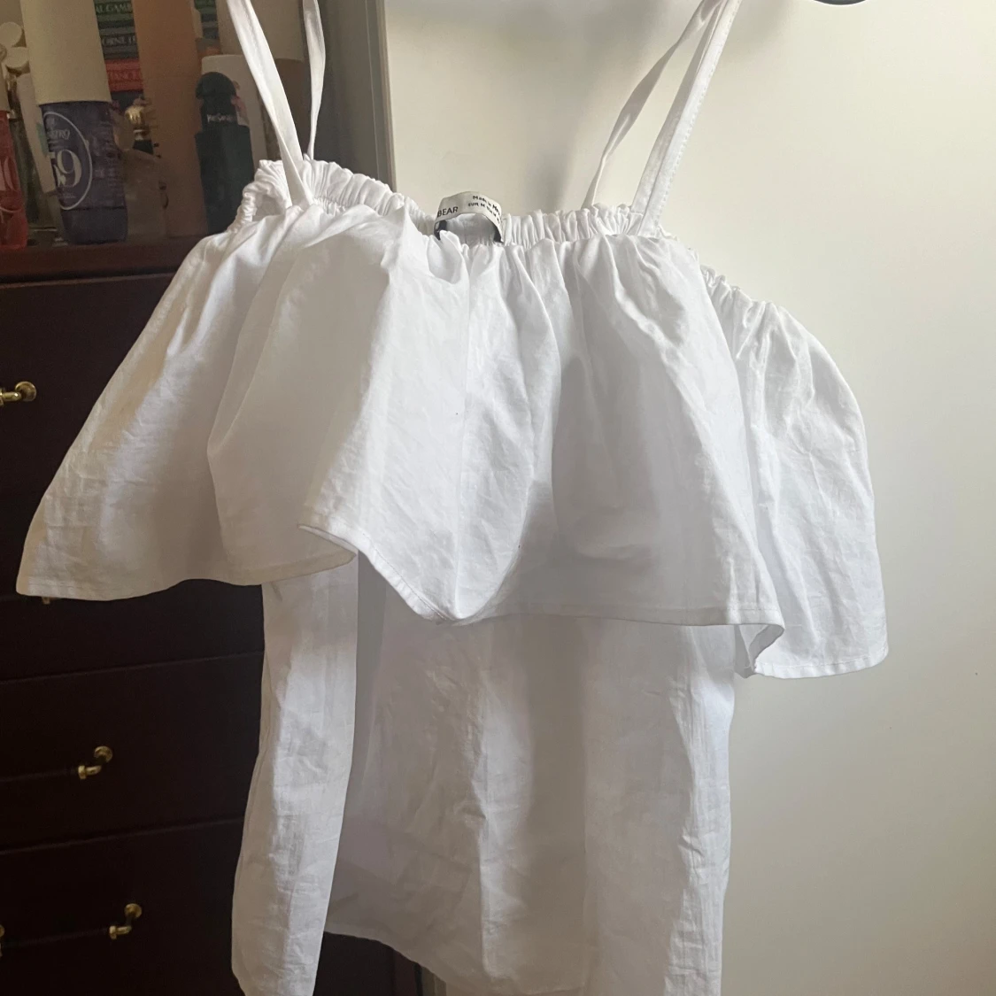 Vit volangig linnetopp med smala band - 1